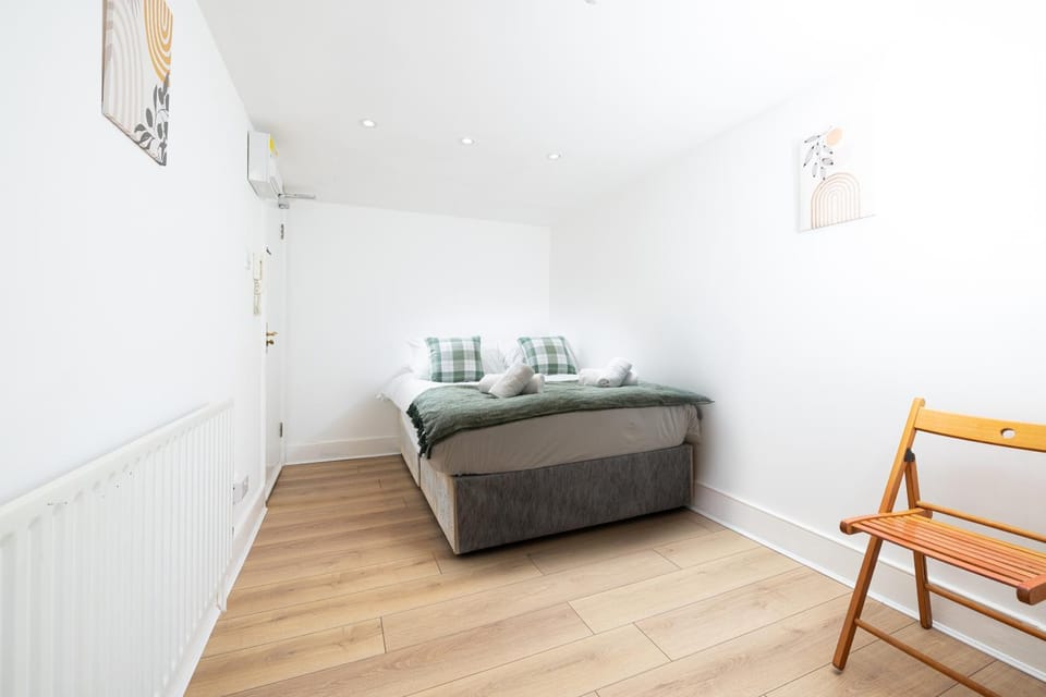 Charmstay Swiss Cottage Apartment in London Borough of Camden