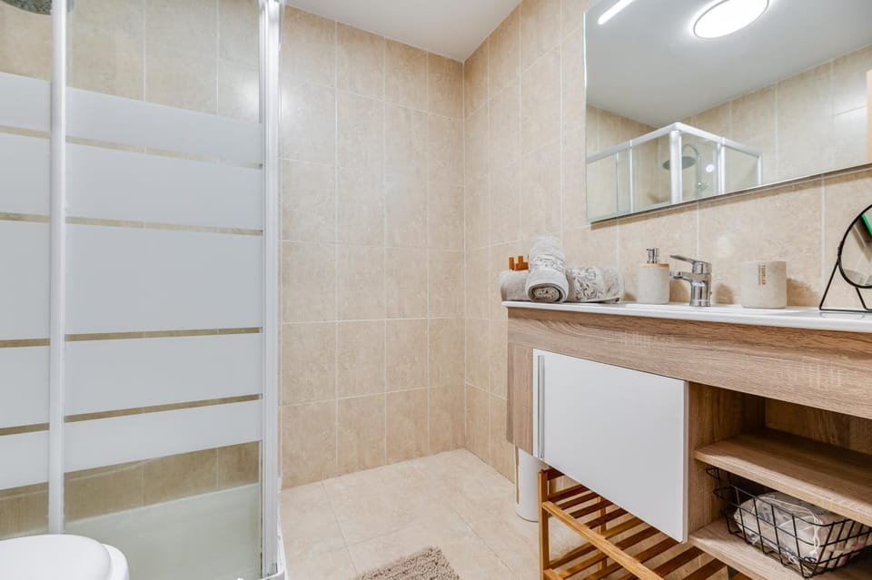 Shower, Toilet, Bathroom, towels