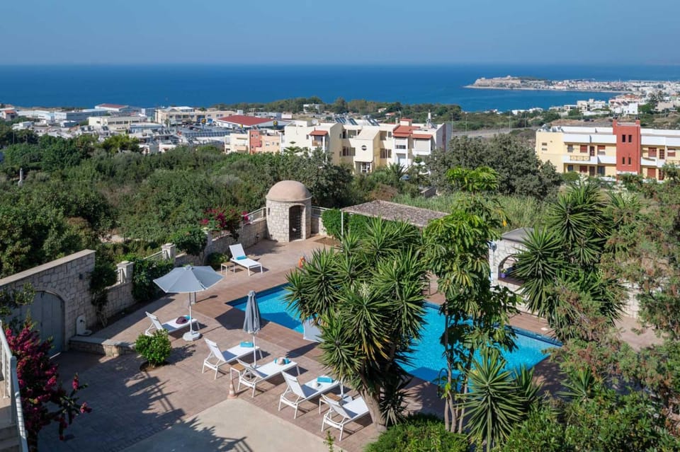 Day, Natural landscape, Pool view, Swimming pool, sunbed