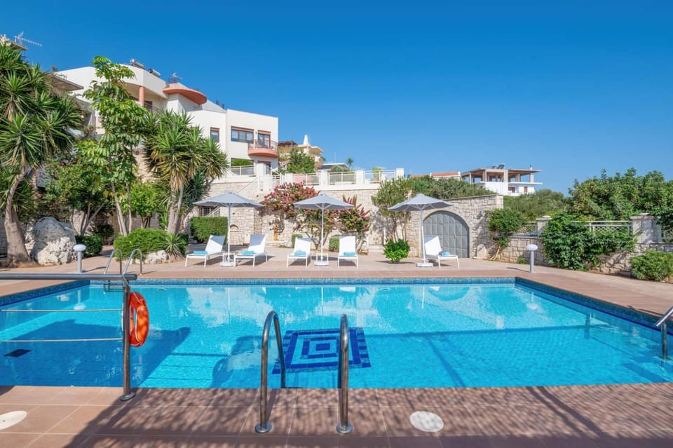 Pool view, Swimming pool, sunbed