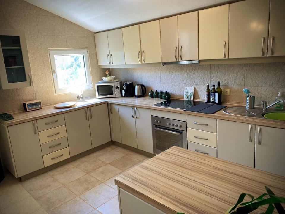 Captivating and Spacious 2-Bed House in Vranovici House in Kotor Municipality