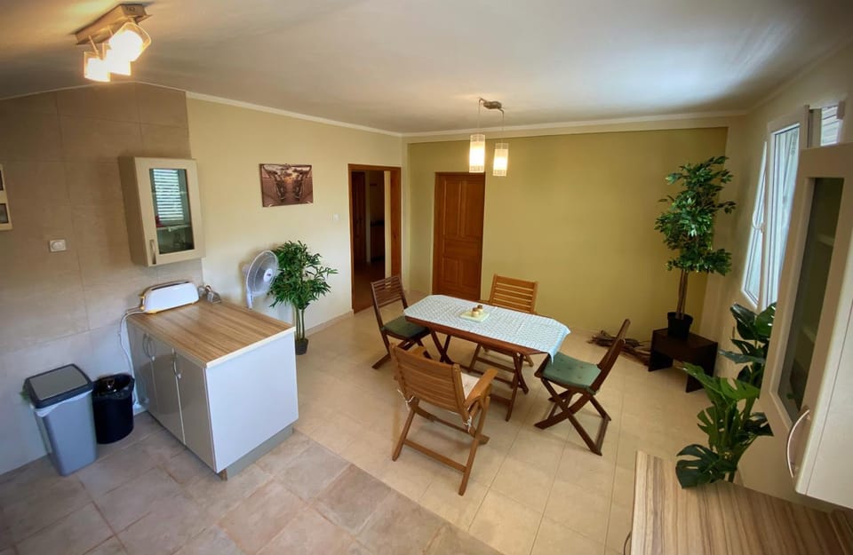 Captivating and Spacious 2-Bed House in Vranovici House in Kotor Municipality
