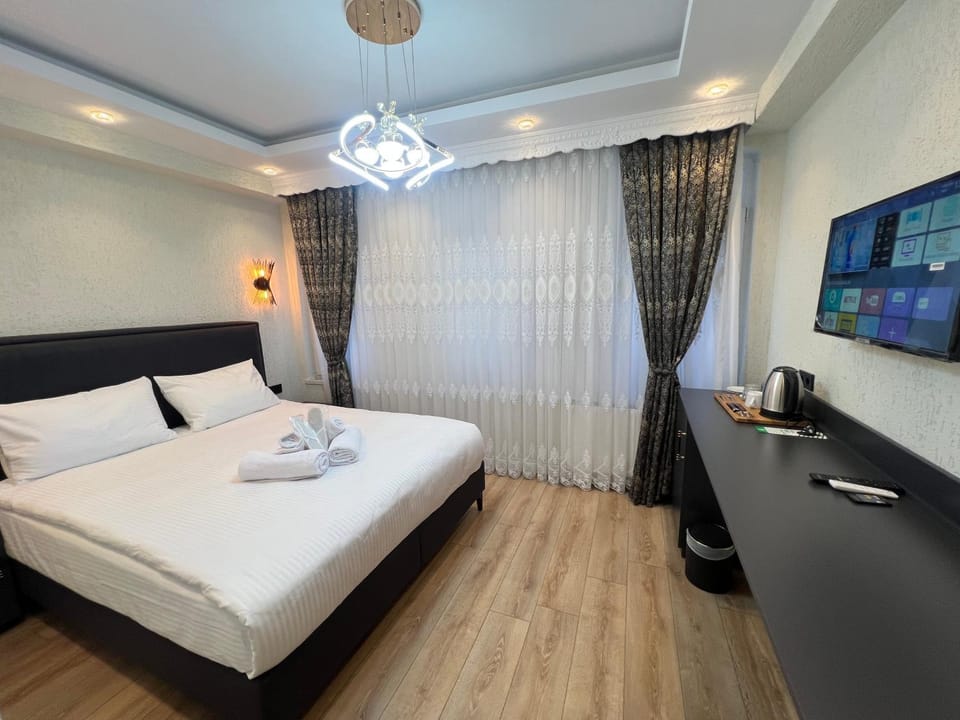 Bed, TV and multimedia, Bedroom