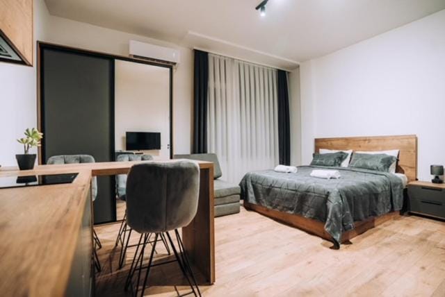 Bed, TV and multimedia, Living room, Photo of the whole room, Seating area, Dining area, Bedroom, hair dresser