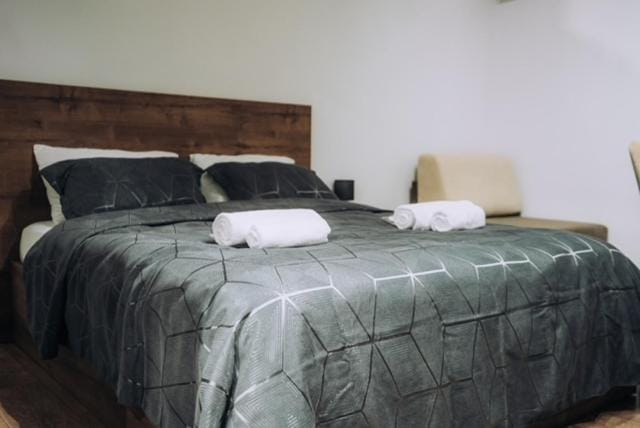 Bed, Photo of the whole room, Bedroom, towels