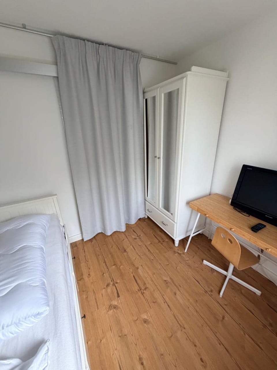 Bed, Photo of the whole room, Seating area, Bedroom, wardrobe