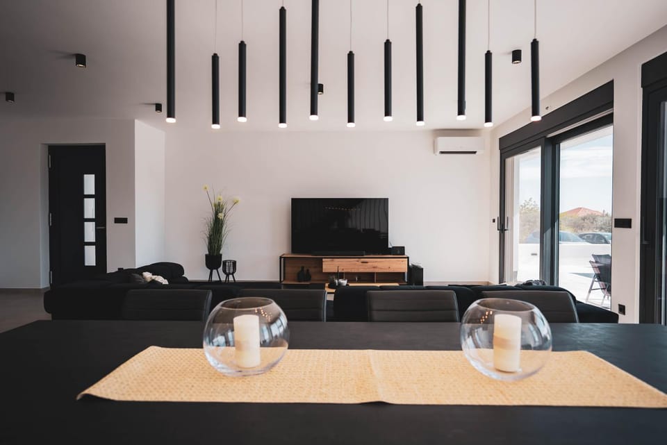 Communal lounge/ TV room, TV and multimedia, Living room, Seating area, Dining area, Evening entertainment, air conditioner