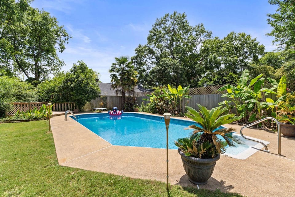 Mins to Zoo - Capitol Heights Hideaway House in Montgomery