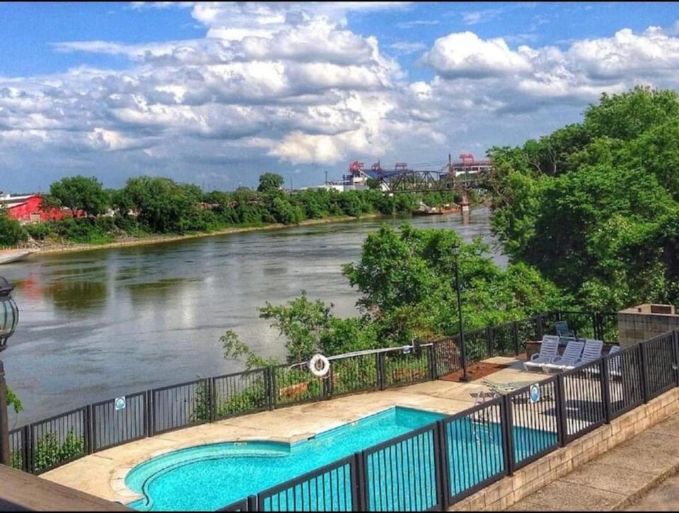River view, Swimming pool, sunbed