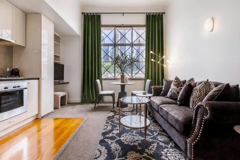 TV and multimedia, Kitchen or kitchenette, Living room, Seating area, Dining area