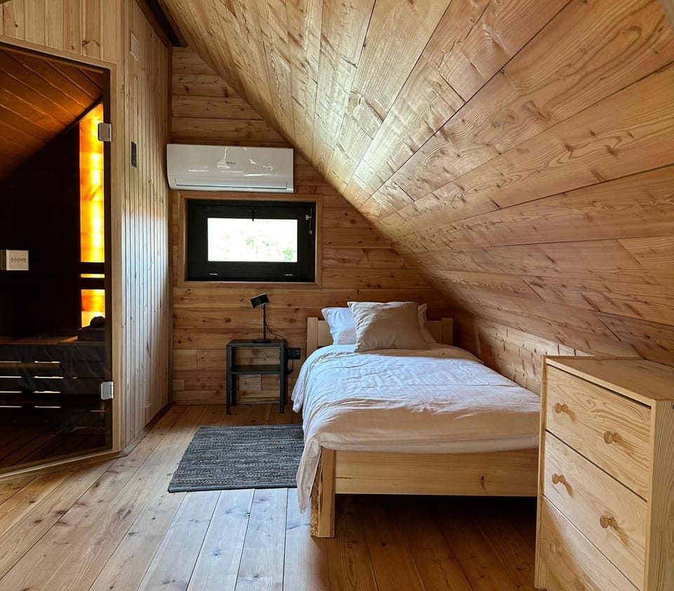 Bed, Photo of the whole room, Bedroom, air conditioner