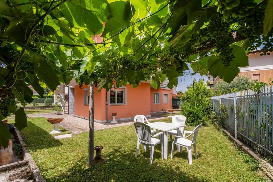 Property building, Spring, Day, Garden, Garden view