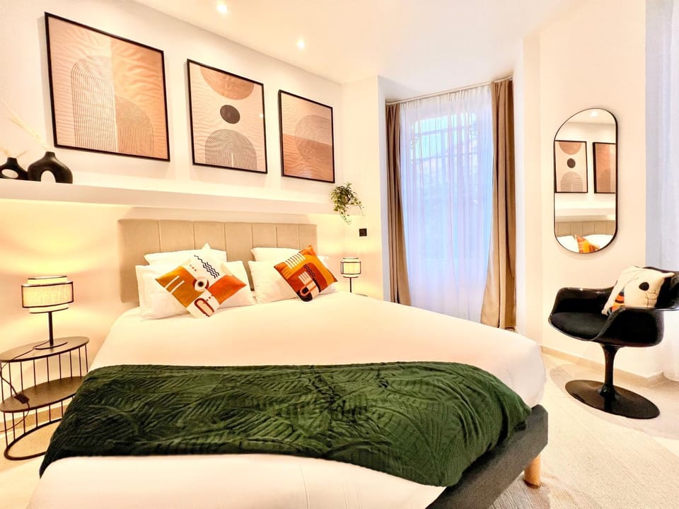 Bed, Photo of the whole room, Bedroom