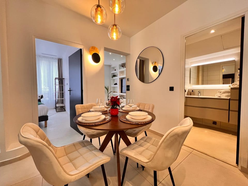 Kitchen or kitchenette, Seating area, Dining area