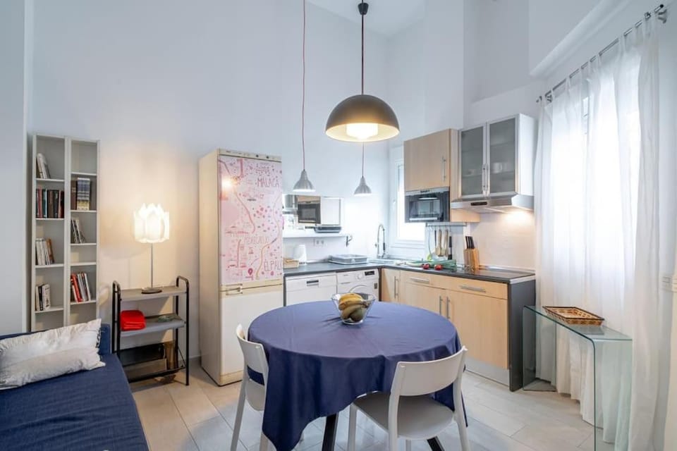 Kitchen or kitchenette, Dining area, stove
