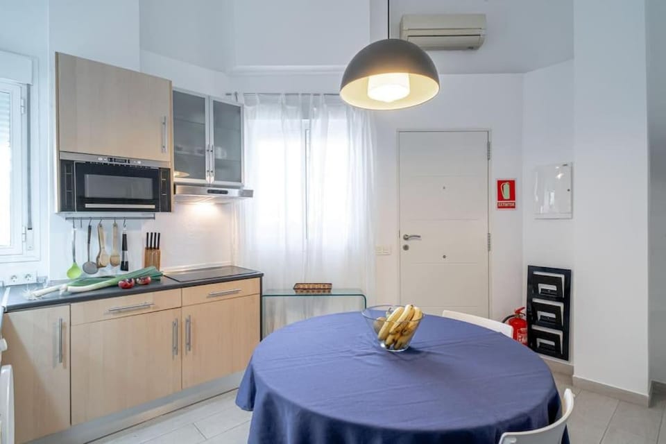Kitchen or kitchenette, Dining area, stove