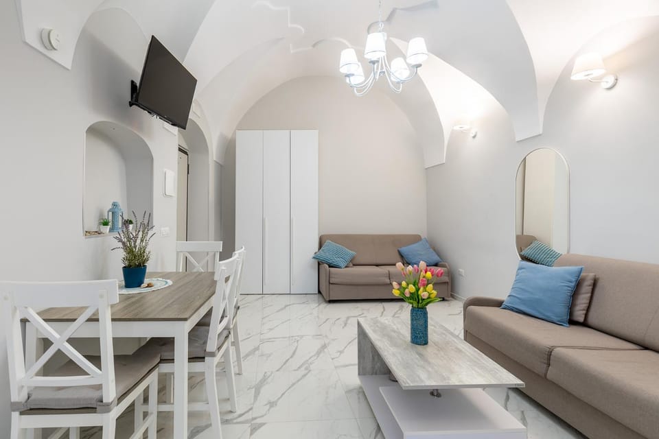 Seating area, Bedroom, Breakfast