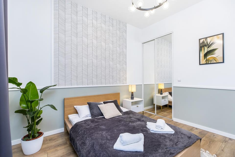 Bed, Photo of the whole room, Decorative detail, Bedroom, towels