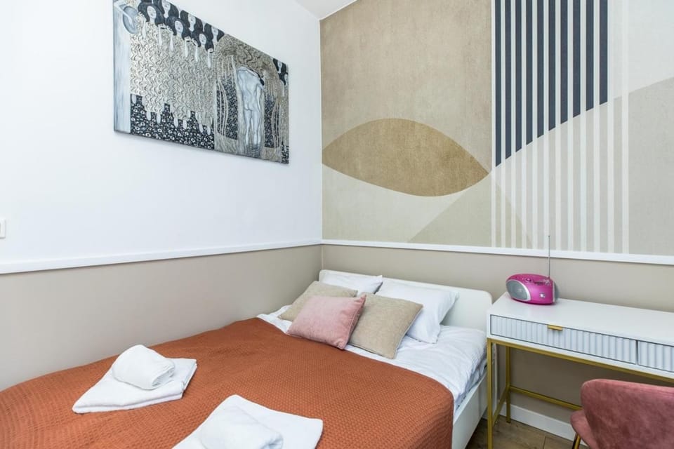 Bed, Photo of the whole room, Decorative detail, Bedroom, towels