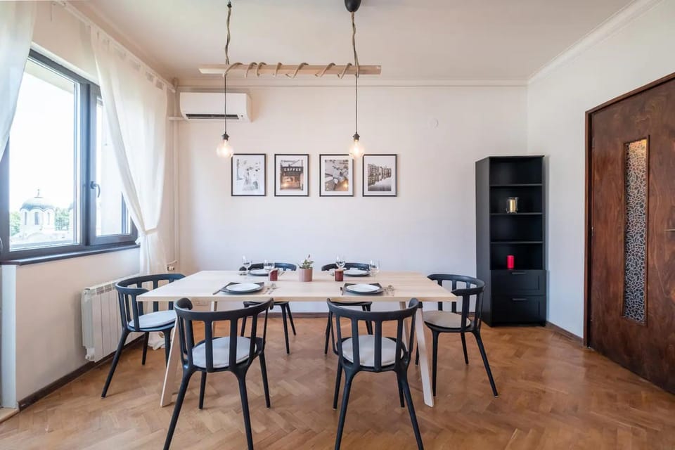 Seating area, Dining area, air conditioner