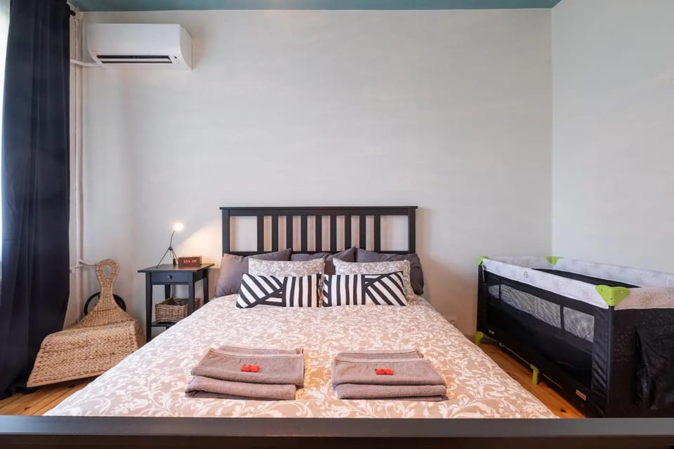 Bed, Bedroom, air conditioner