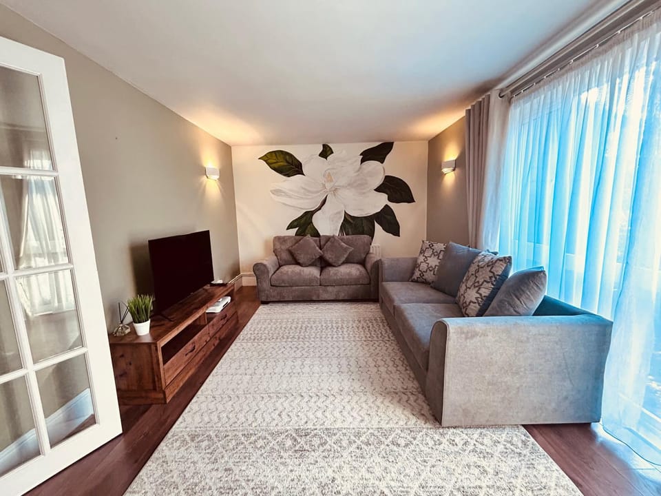 Communal lounge/ TV room, Bed, TV and multimedia, Living room, Seating area