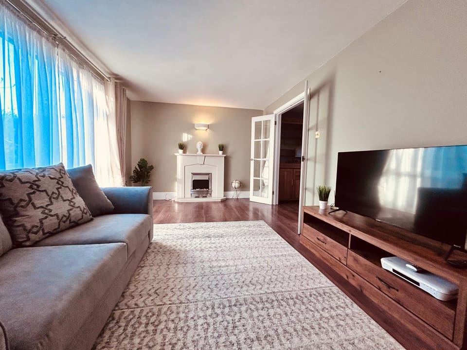 Communal lounge/ TV room, TV and multimedia, Living room, Seating area