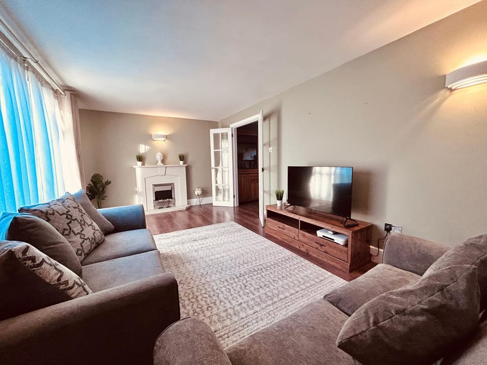 Communal lounge/ TV room, TV and multimedia, Living room, Seating area