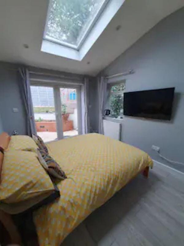 Lovely double room with en-suite bathroom Vacation rental in Edgware