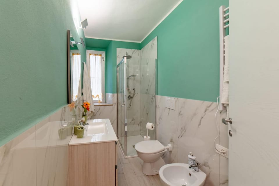 Shower, Toilet, Bathroom, bidet, towels