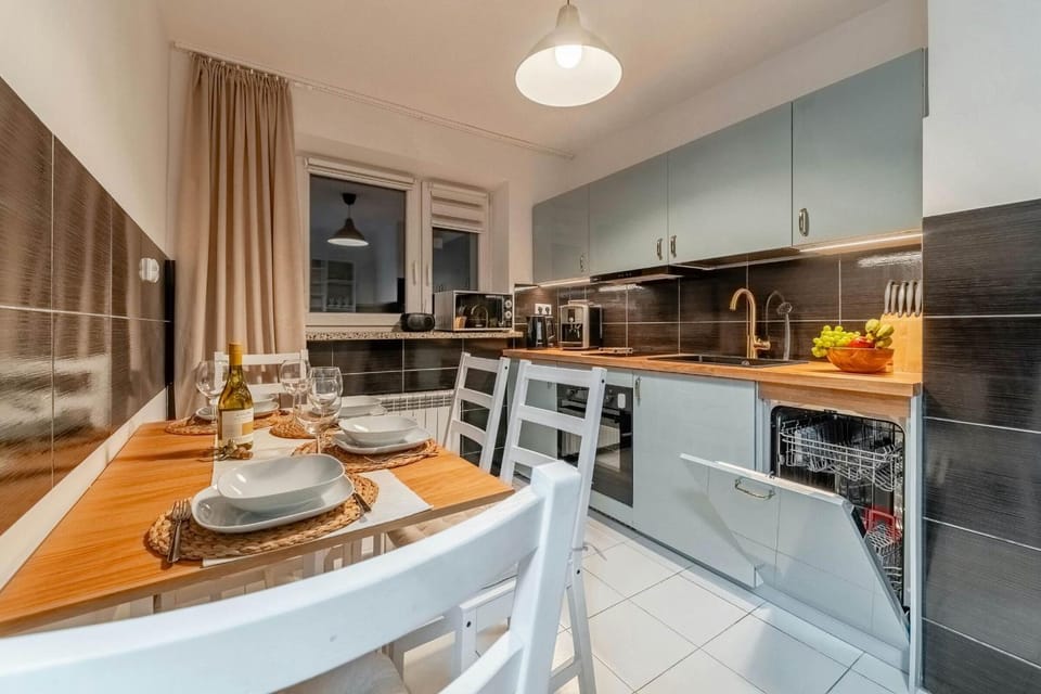Kitchen or kitchenette, Food and drinks, Dining area
