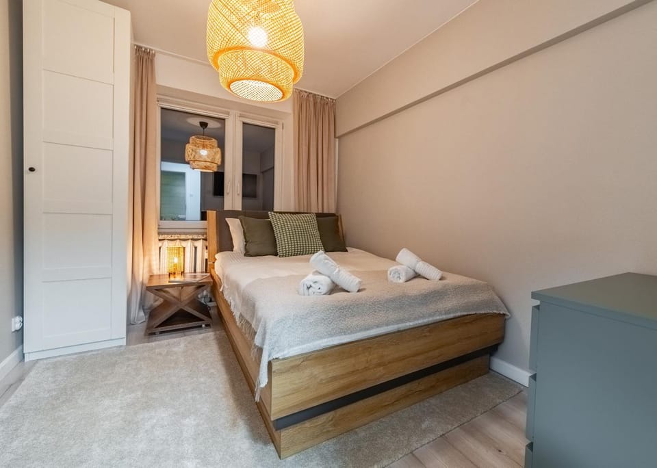 Bed, Photo of the whole room, Seating area, Bedroom, towels