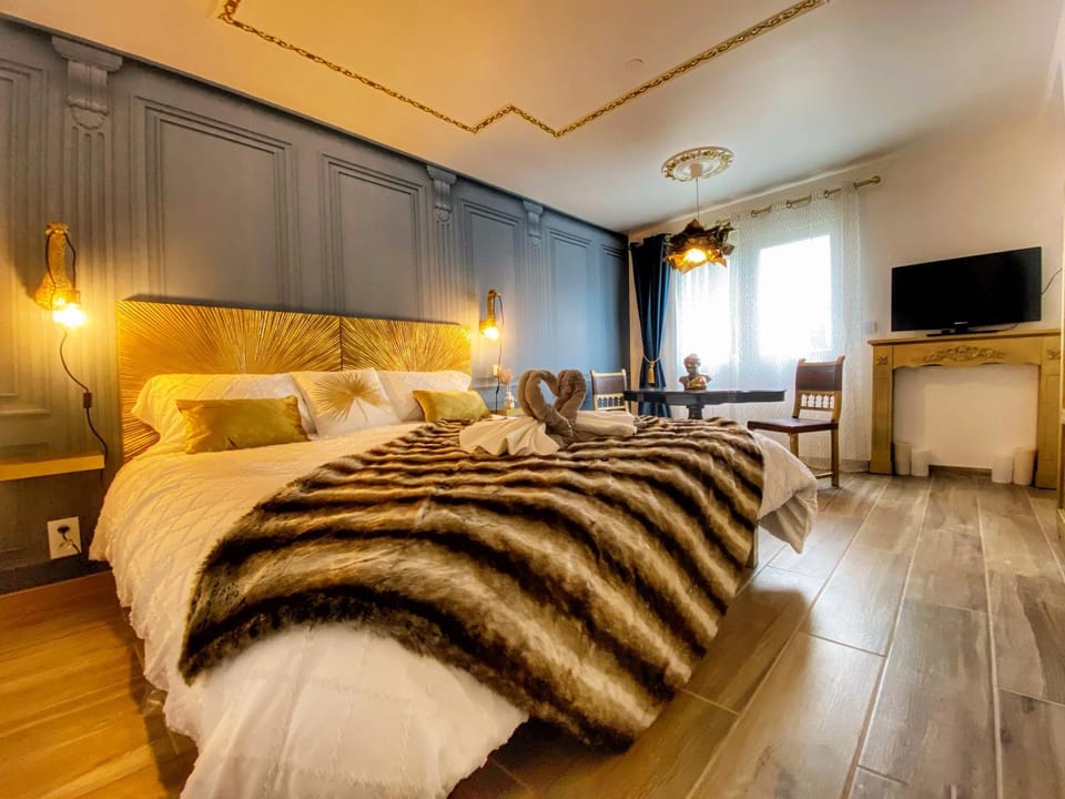 Bed, TV and multimedia, Photo of the whole room, Bedroom, towels