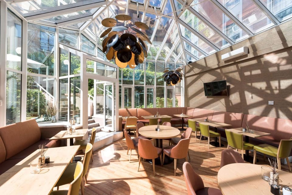 Restaurant/places to eat, Dining area, On site
