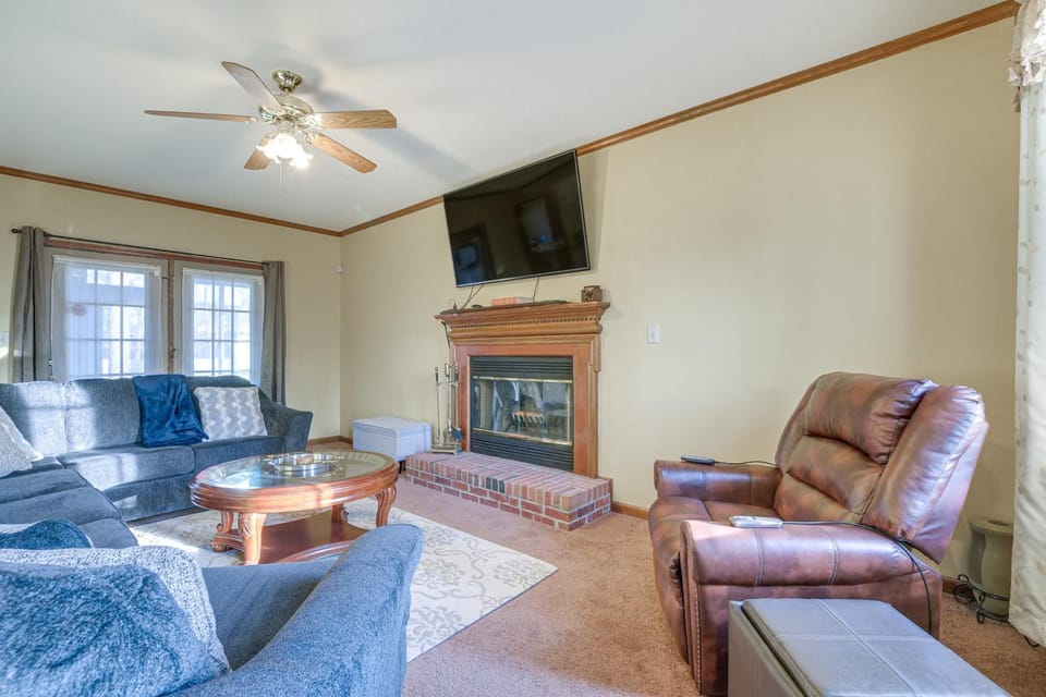 Lovely Fayetteville Home: Deck & Fireplace! House in Fayetteville