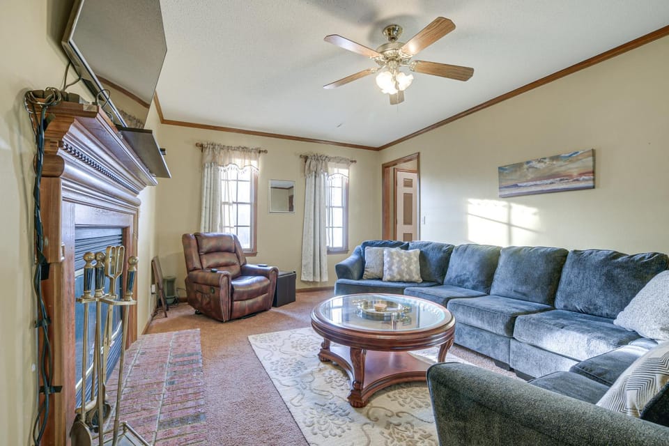 Lovely Fayetteville Home: Deck & Fireplace! House in Fayetteville