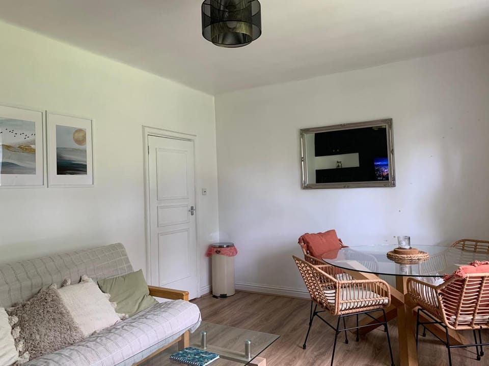 Linnet House - Relaxing - Leafy - Whole Apt- 2 Bed Apartment in Liverpool