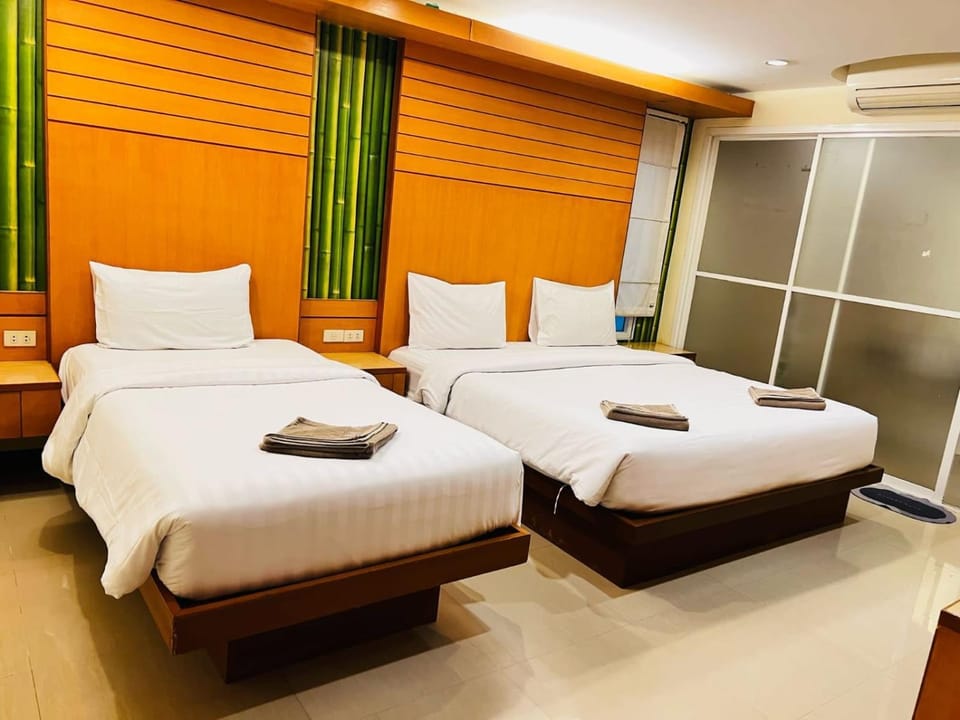 Bed, Photo of the whole room, Bedroom, air conditioner