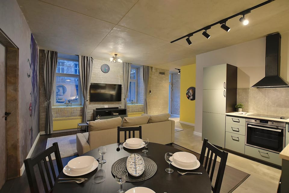 TV and multimedia, Kitchen or kitchenette, Living room, Seating area, Dining area