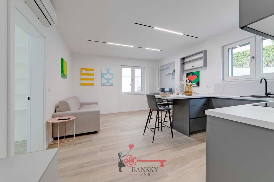 TV and multimedia, Kitchen or kitchenette, Living room, Seating area, Dining area, hair dresser