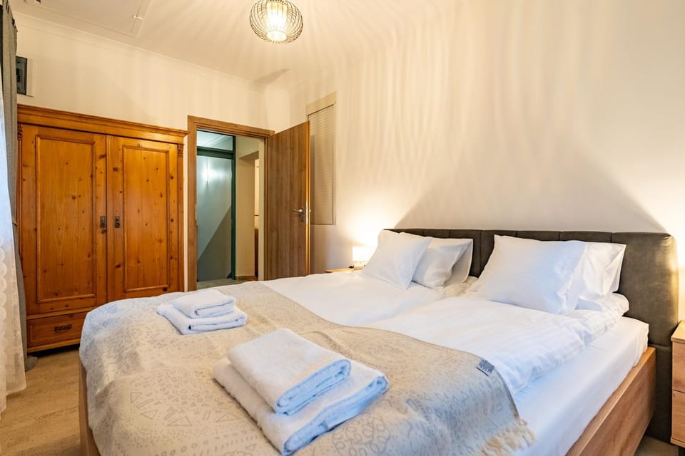 Bed, Photo of the whole room, Bedroom, towels, wardrobe