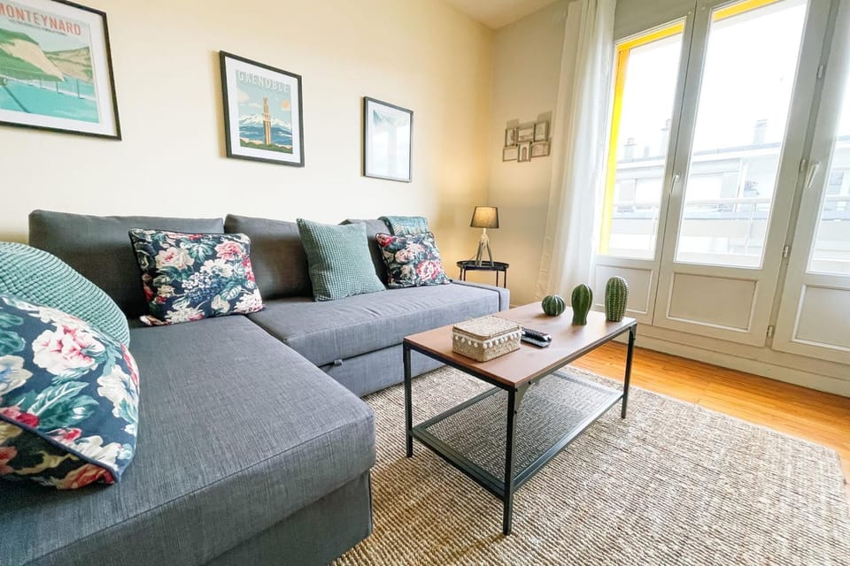 #GF The Grenoble Beret next to the train station et GEM Apartment in Grenoble