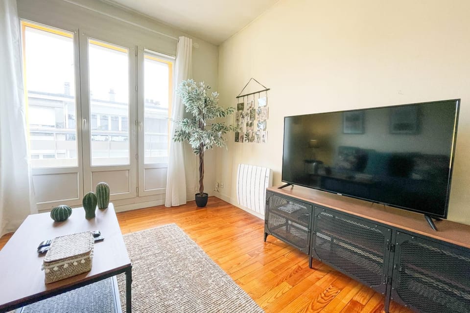 #GF The Grenoble Beret next to the train station et GEM Apartment in Grenoble