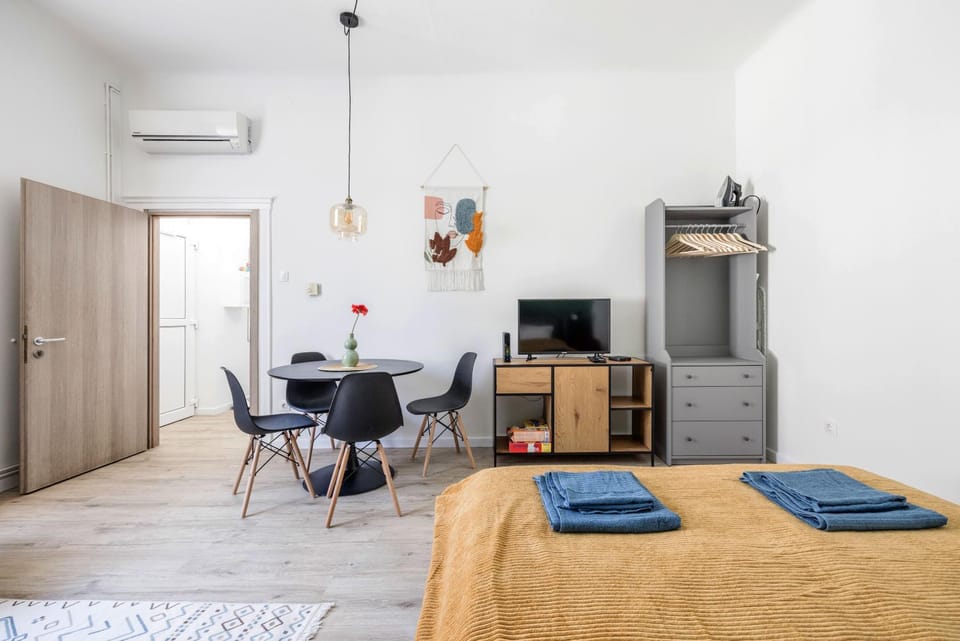 Bed, TV and multimedia, Living room, Dining area