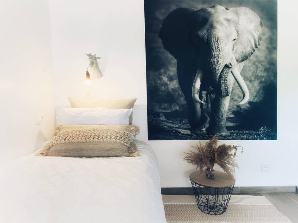 Bed, Photo of the whole room, Decorative detail, Bedroom