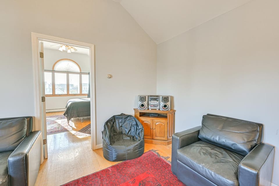 Cozy Levittown Apartment: Full Kitchen + Smart TV! Apartment in Long Island