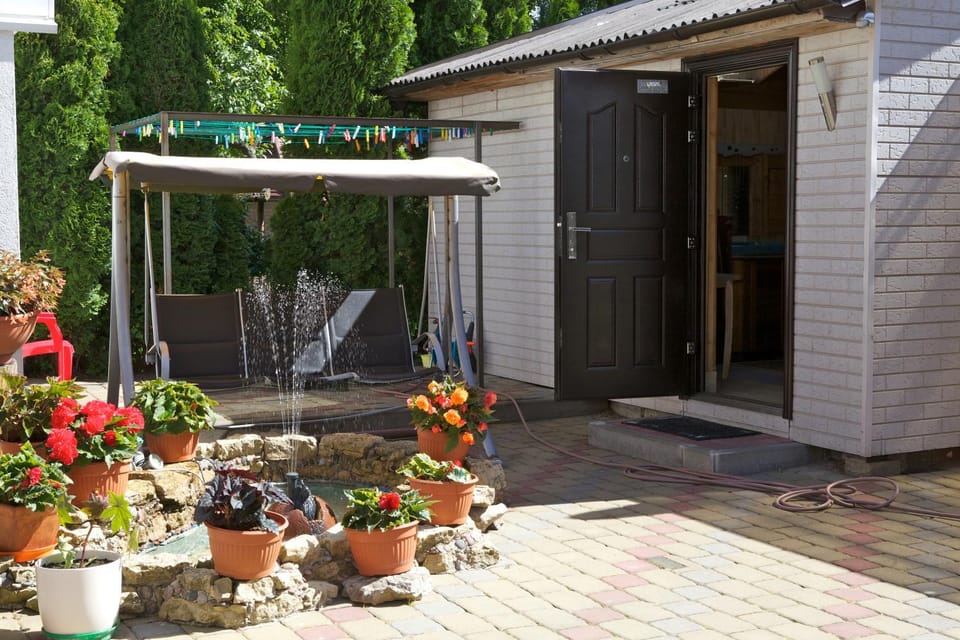 Patio, Area and facilities