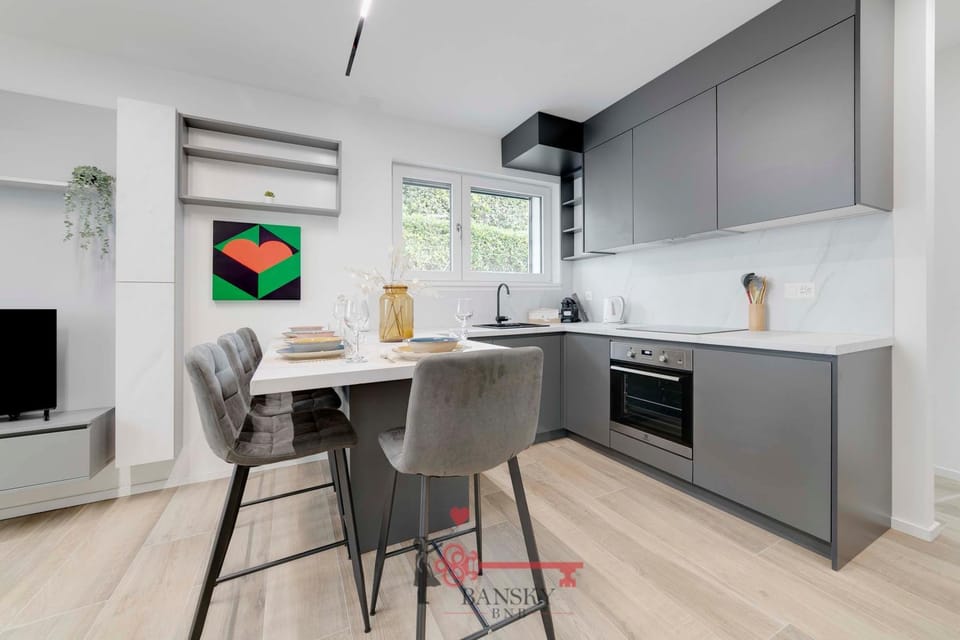 Kitchen or kitchenette, Dining area, dishwasher, minibar, pet friendly, stove