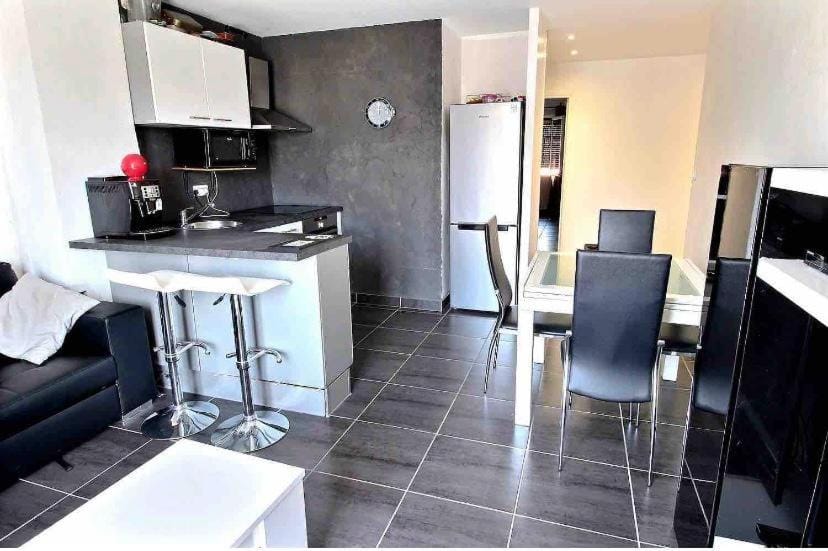 Kitchen or kitchenette, Seating area, Dining area, minibar, pet friendly, stove, toaster