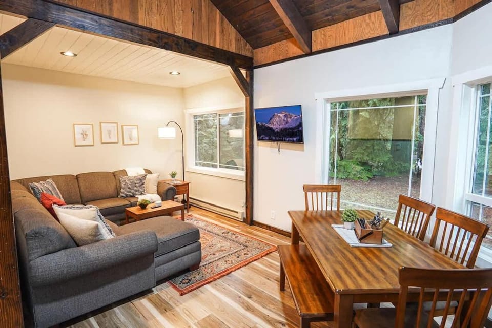 Little Haven Cottage House in Glacier